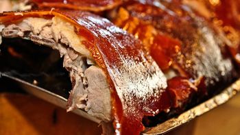 Cómo hacer lechón asado a la parrilla: la receta que se desarma por dentro y es crujiente por fuera Cómo hacer lechón asado a la parrilla: la receta que se desarma por dentro y es crujiente por fuera