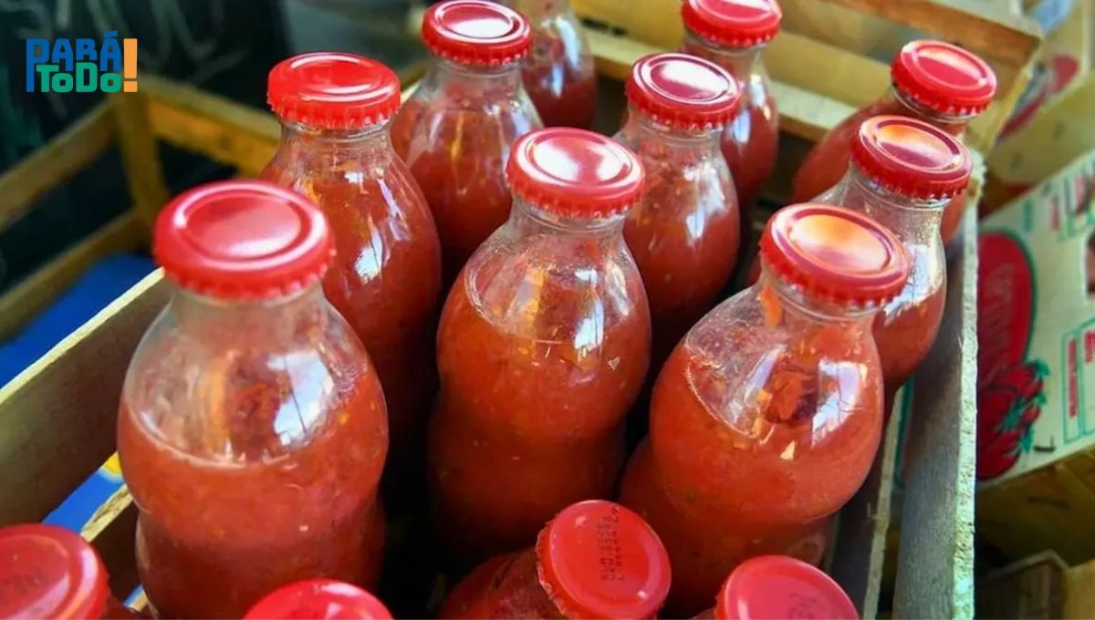 El reciclaje de las botellas de vidrio es el proceso mediante el cual se convierten desechos u objetos de vidrio en materiales que servirán para la creación de nuevos productos. El reciclaje de las botellas de vidrio es el proceso mediante el cual se convierten desechos u objetos de vidrio en materiales que servirán para la creación de nuevos productos.