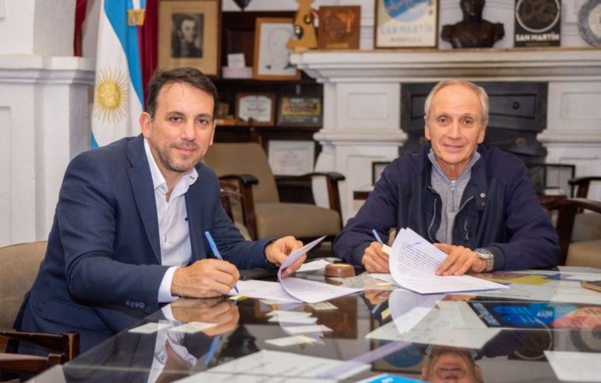 El ministro de Educación, Tadeo García Zalazar, y el intendente de San Martín, Raúl Rufeil.