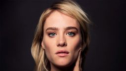 Mackenzie Davis es una de las protagonistas de Feliz Novedad, película que se acaba de sumar a Netflix.