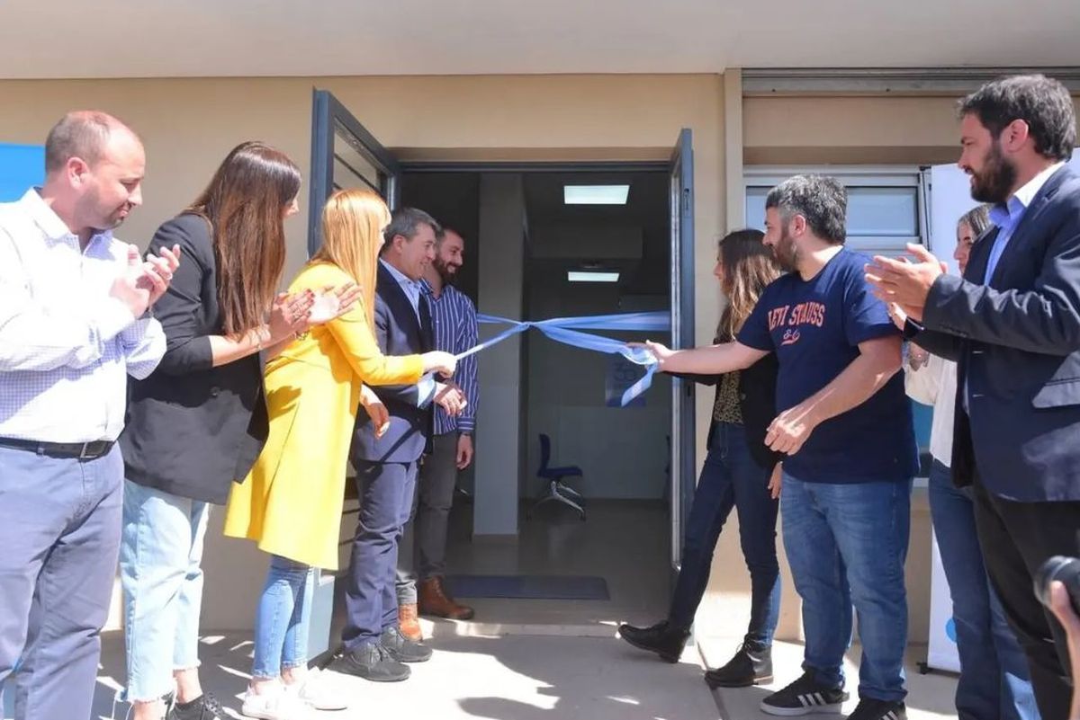 Corte de cintas para inaugurar la sede Maipú de ANSES. Allí también estuvo, junto a Fernanda Raverta, el diputado nacional del PJ Adolfo Bermejo.