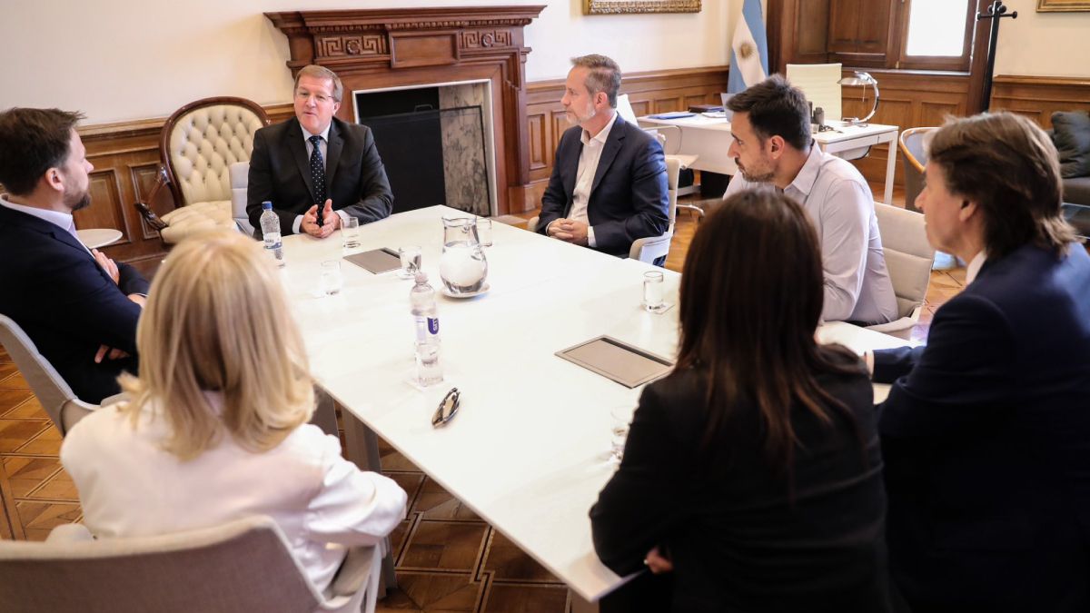 Reunión del secretario de Medios y Prensa, Eduardo Serenellini, para conversar sobre distintos aspectos de la industria audiovisual.