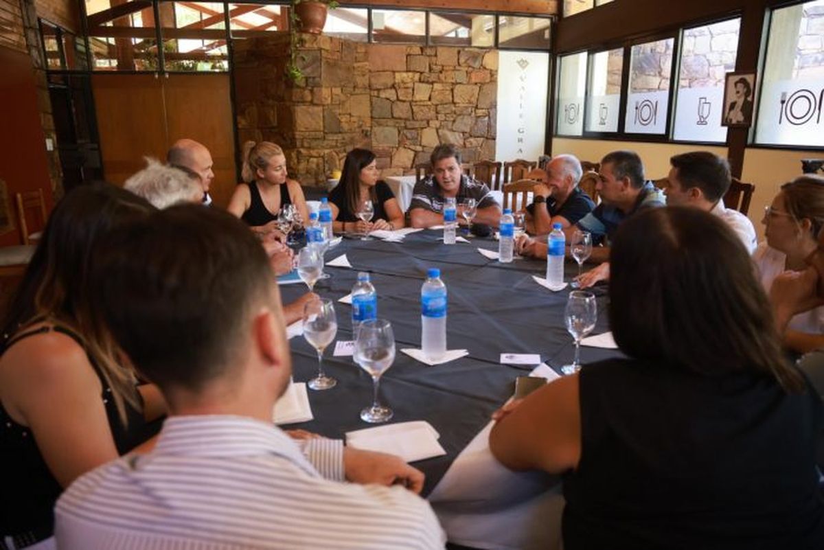 Autoridades de distintos organismos se reunieron tras hacer una recorrida por el Cañón del Atuel. Autoridades de distintos organismos se reunieron tras hacer una recorrida por el Cañón del Atuel.