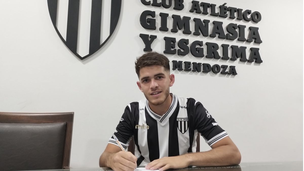 Daniel Molina firmó su contrato en Gimnasia y Esgrima.