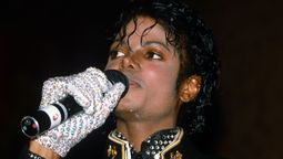 El guante que se convirtió en un elemento icónico del vestuario de Michael Jackson pasó a la colección de otro artista.