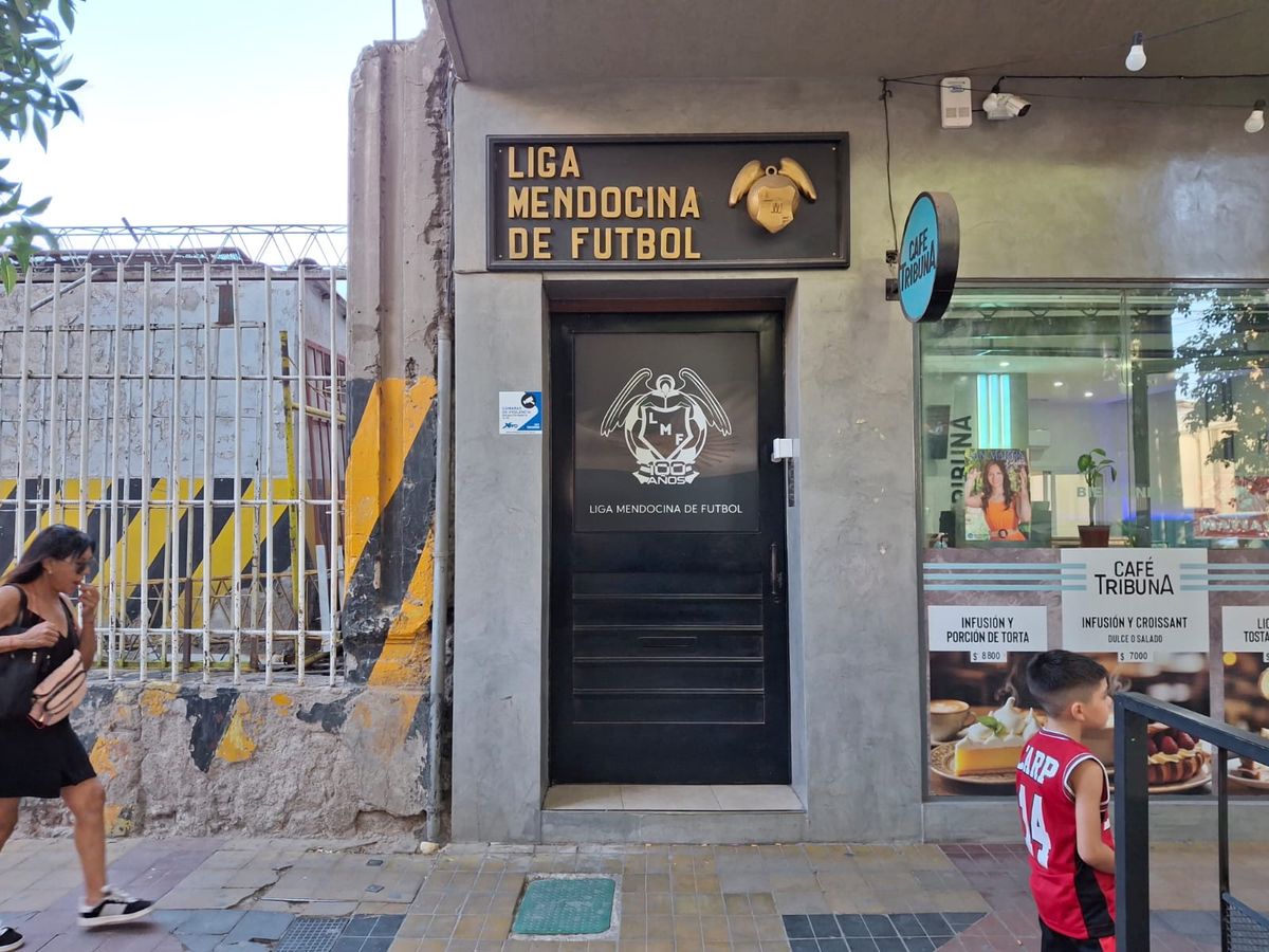 El edificio de la Liga Mendocina de Fútbol durante el allanamiento judicial en sus oficinas. El edificio de la Liga Mendocina de Fútbol durante el allanamiento judicial en sus oficinas.