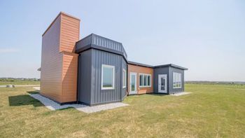 Usaron 612.000 botellas para hacer una casa frente al mar y la construyeron en dos días Usaron 612.000 botellas para hacer una casa frente al mar y la construyeron en dos días