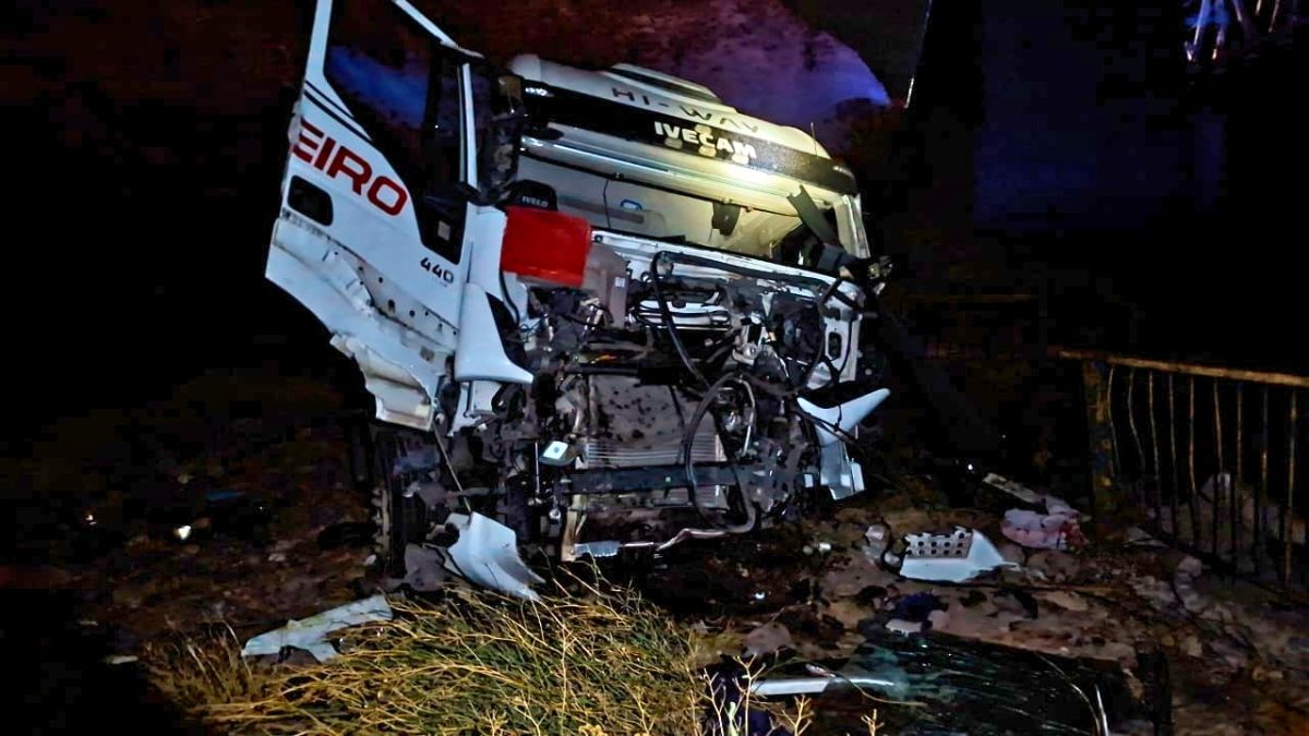 Así quedó uno de los camiones tras el accidente en alta montaña que obligó a cerrar el Paso Cristo Redentor. Así quedó uno de los camiones tras el accidente en alta montaña que obligó a cerrar el Paso Cristo Redentor.