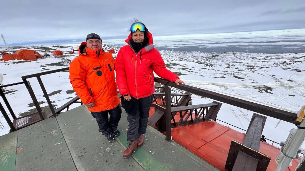 La periodista Marcela Navarro y el camarógrafo Diego Sosa de El Siete están protagonizando el especial Antártida