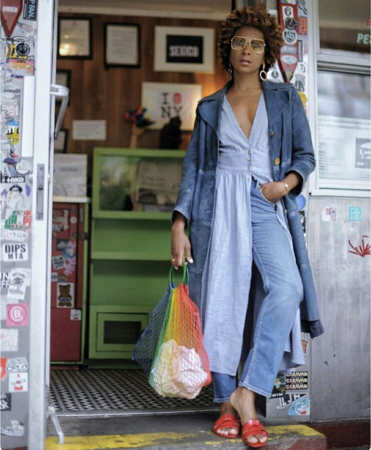 Outfit de jean en capas. Foto: Pinterest. Outfit de jean en capas. Foto: Pinterest.