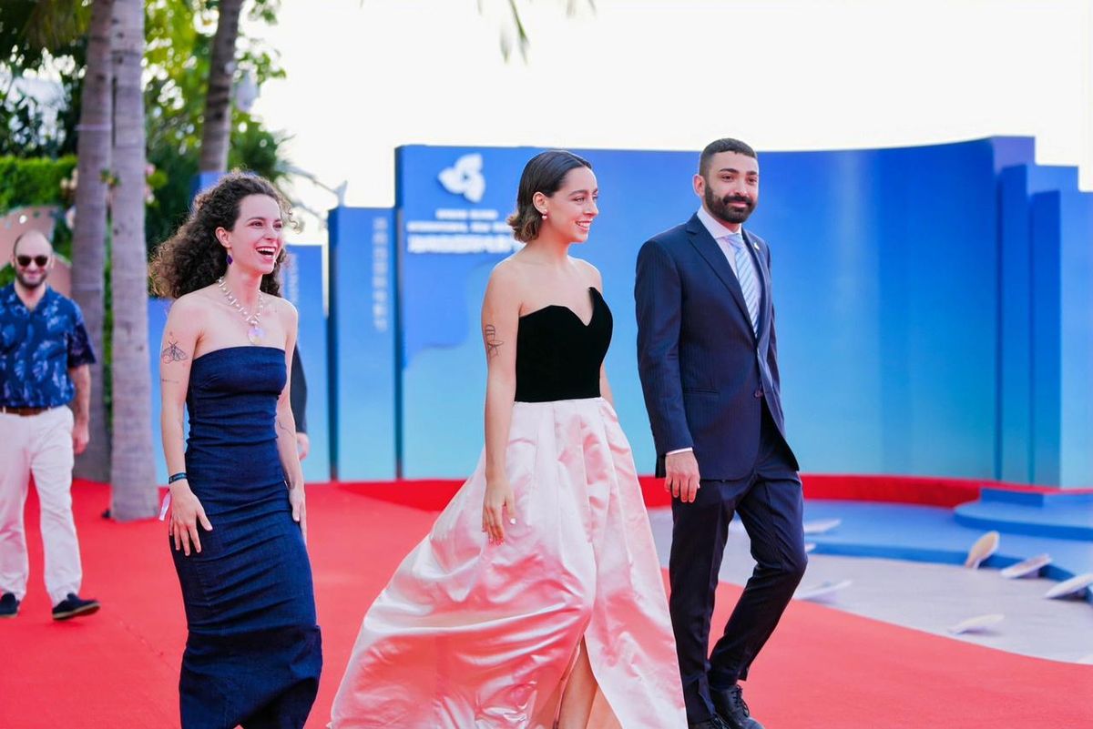 La joven directora de cine mendocina en la alfombra roja del festival de China, donde compitió con su corto Canción de Cumbre. Estuvo acompañada por su asistente de dirección, Faustina Van Thienen, y su productor Gerardo Montenegro. La joven directora de cine mendocina en la alfombra roja del festival de China, donde compitió con su corto Canción de Cumbre. Estuvo acompañada por su asistente de dirección, Faustina Van Thienen, y su productor Gerardo Montenegro.