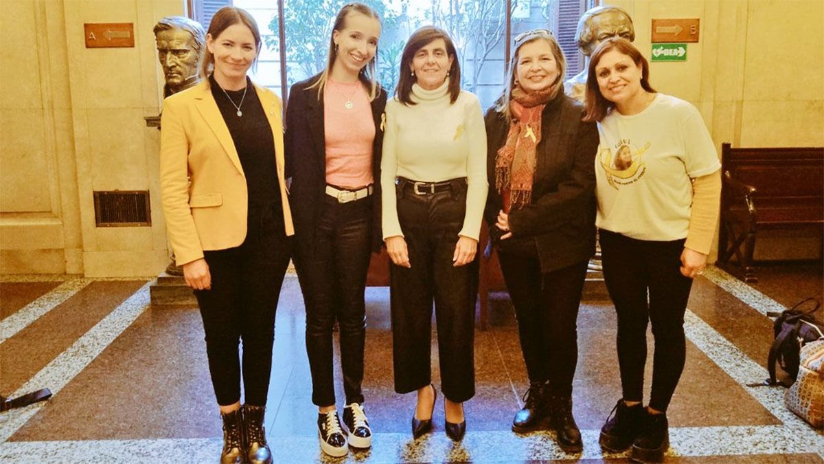 La senadora Mariana Juri en el centro de la imagen, junto a quienes desde Mendoza lucharon por la Ley de Oncopediatría Nacional.
