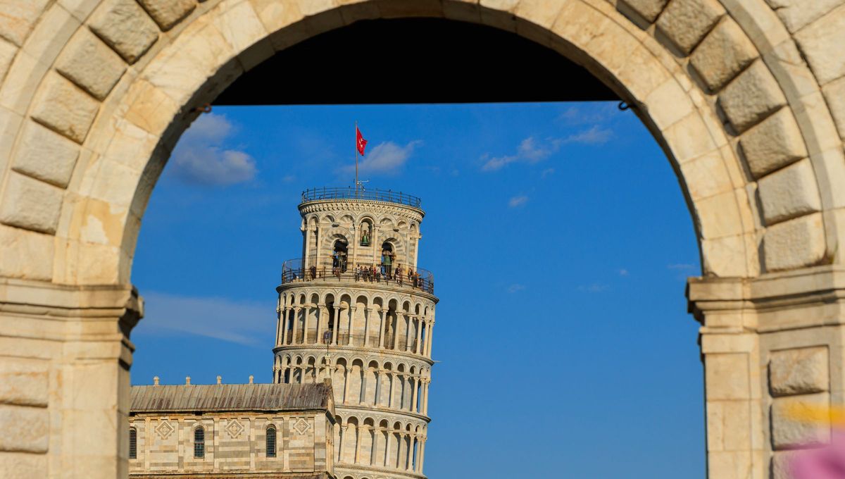 La Torre Inclinada de Pisa comenzó a inclinarse cada vez más, hasta que tuvo que ser enderezada para garantizar su seguridad. Fuente Canva La Torre Inclinada de Pisa comenzó a inclinarse cada vez más, hasta que tuvo que ser enderezada para garantizar su seguridad. Fuente Canva