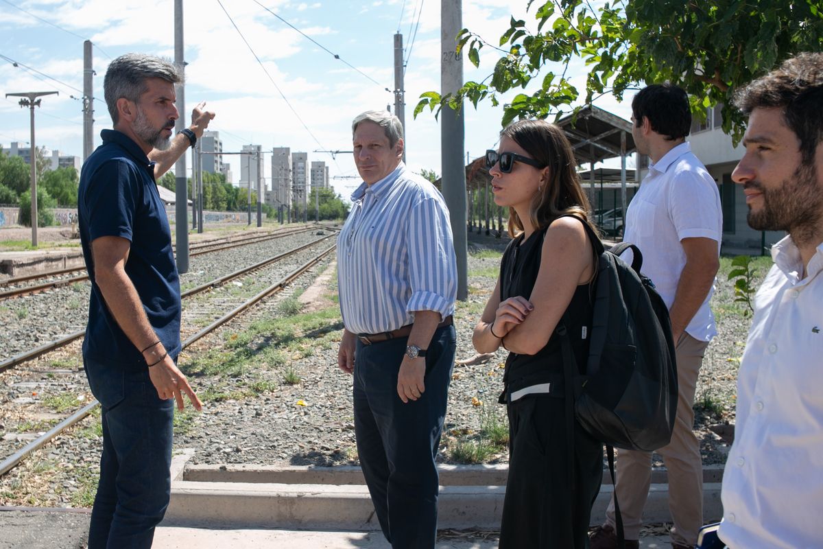 El intendente de Ciudad, Ulpiano Suarez, recorre el predio del ex ferrocarril, en donde proyecta el Distrito Sustentable Estación Mendoza. El intendente de Ciudad, Ulpiano Suarez, recorre el predio del ex ferrocarril, en donde proyecta el Distrito Sustentable Estación Mendoza.