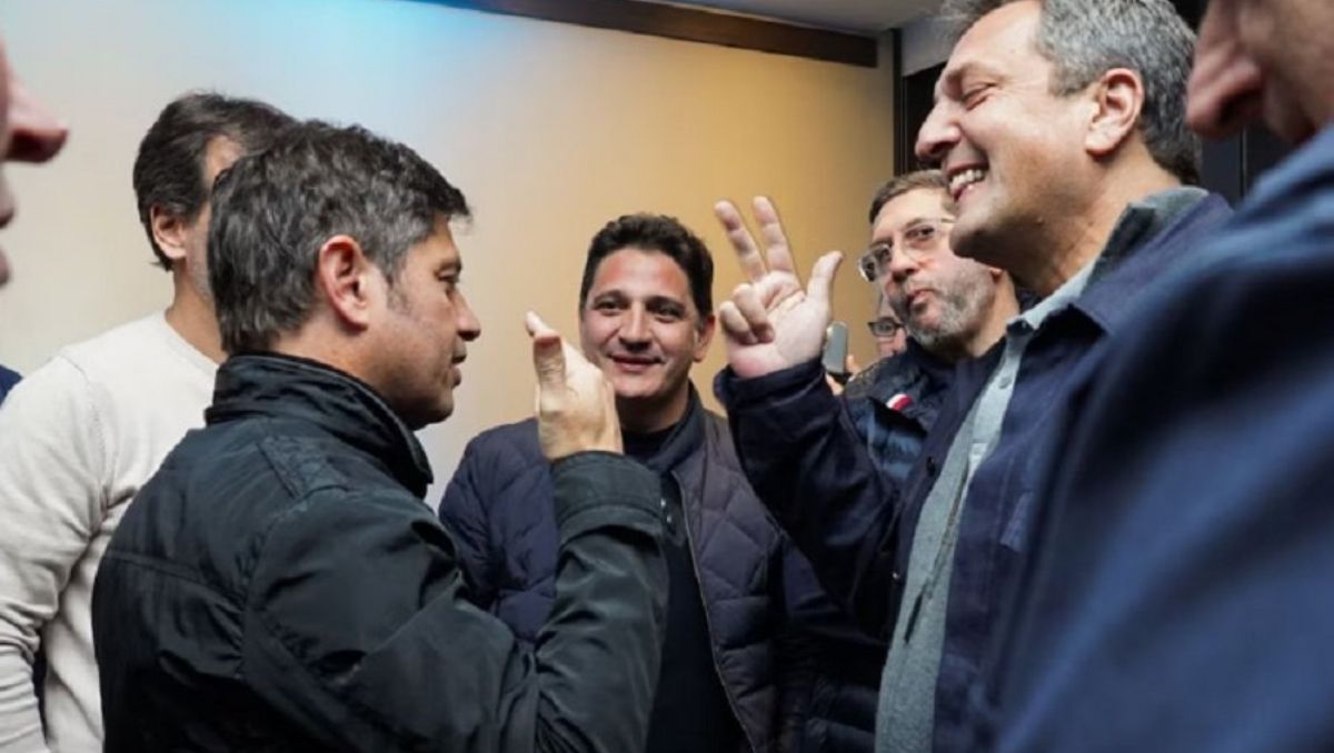 Axel Kicillof y Sergio Massa, en el búnker de Fuerza Patria, tras las elecciones legislativas de Buenos Aires. Axel Kicillof y Sergio Massa, en el búnker de Fuerza Patria, tras las elecciones legislativas de Buenos Aires.