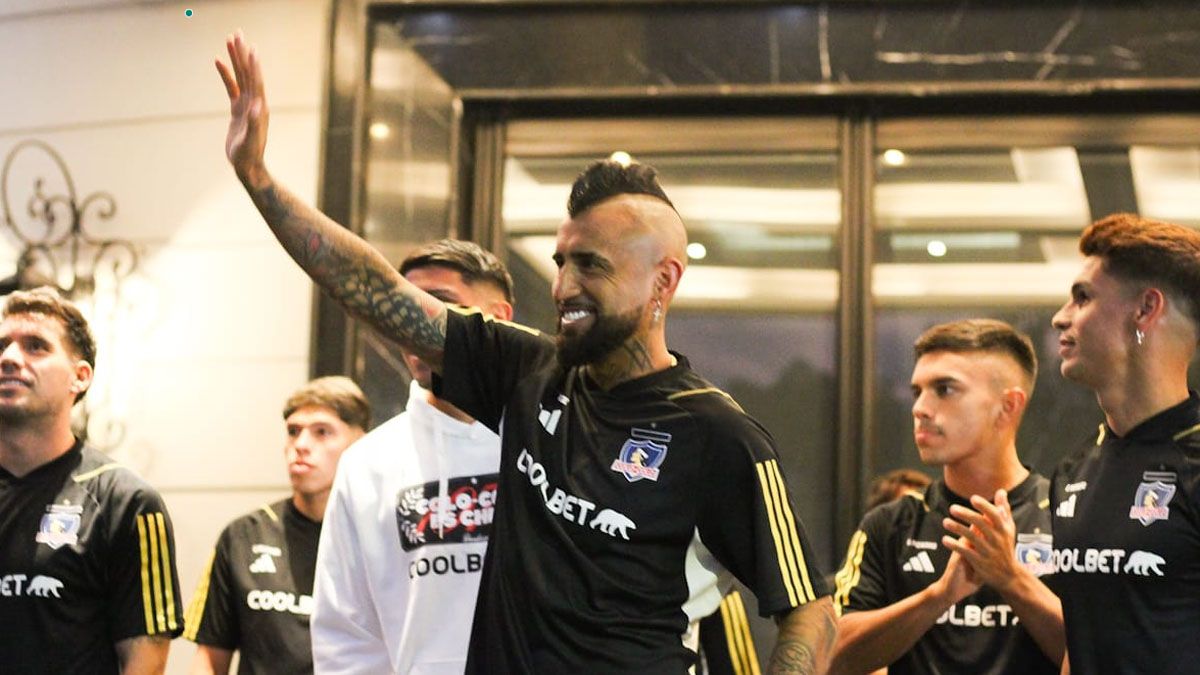 Arturo Vidal y sus compañeros saludaron a los hinchas en el hotel Diplomatic.(UNO/Nicolás Ríos)