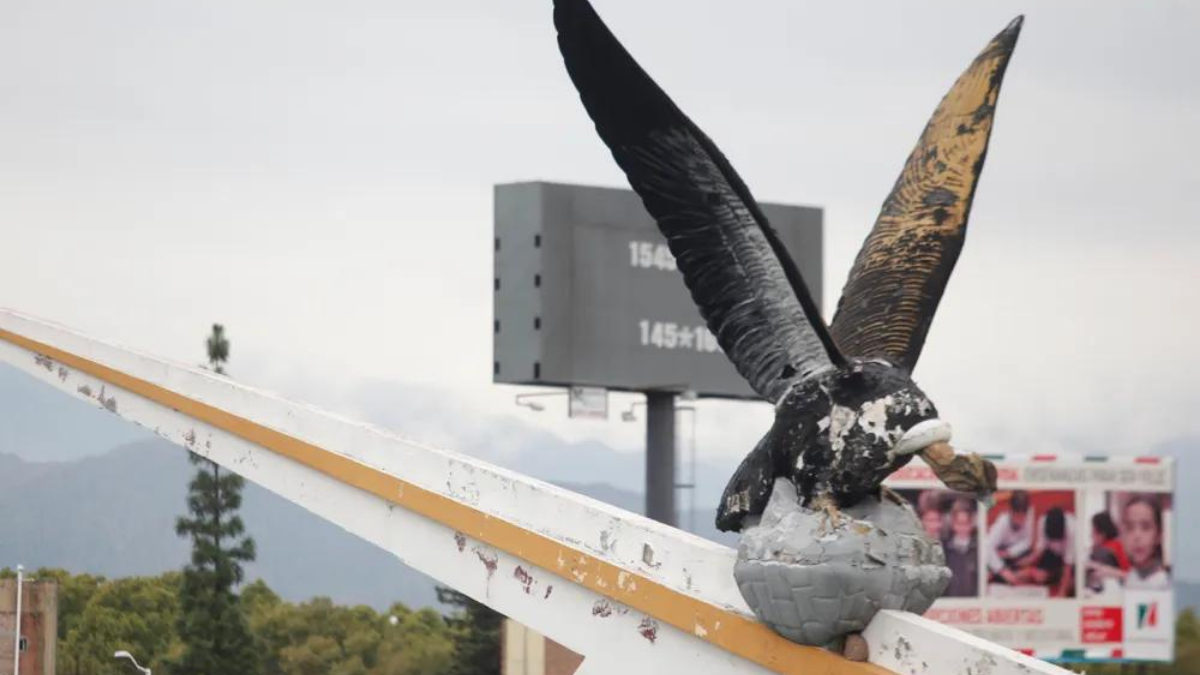 El Cóndor del Acceso antes de su decapitación.&nbsp; En esta imagen se ve claramente que las alas no se asemejan a las reales de una de estas aves.