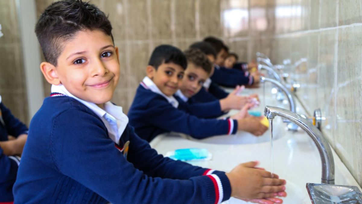 Lavarse las manos con frecuencia es uno de los mejores tips para mantener la higiene en el colegio.