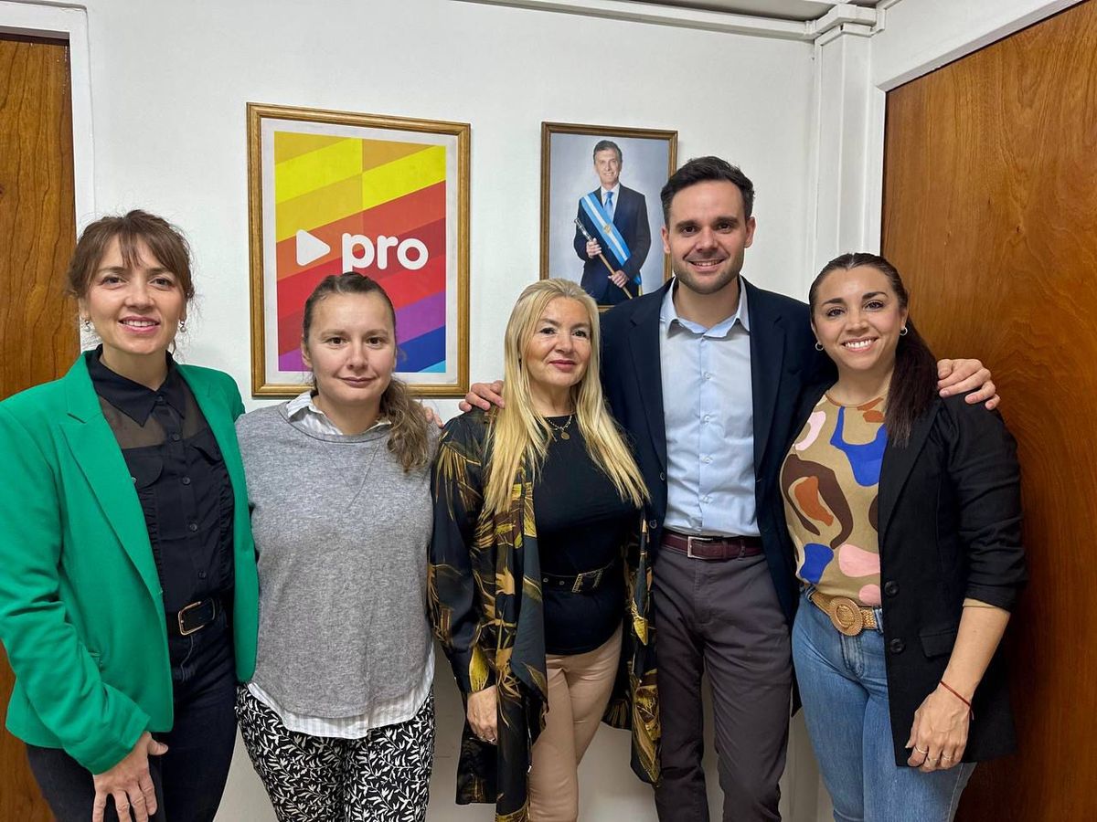 El presidente partidario del PRO, Gabriel Pradines presentó al bloque de diputadas que es el único habilitado para usar el sello y emblema del partidio que lidera Mauricio Macri.&nbsp;