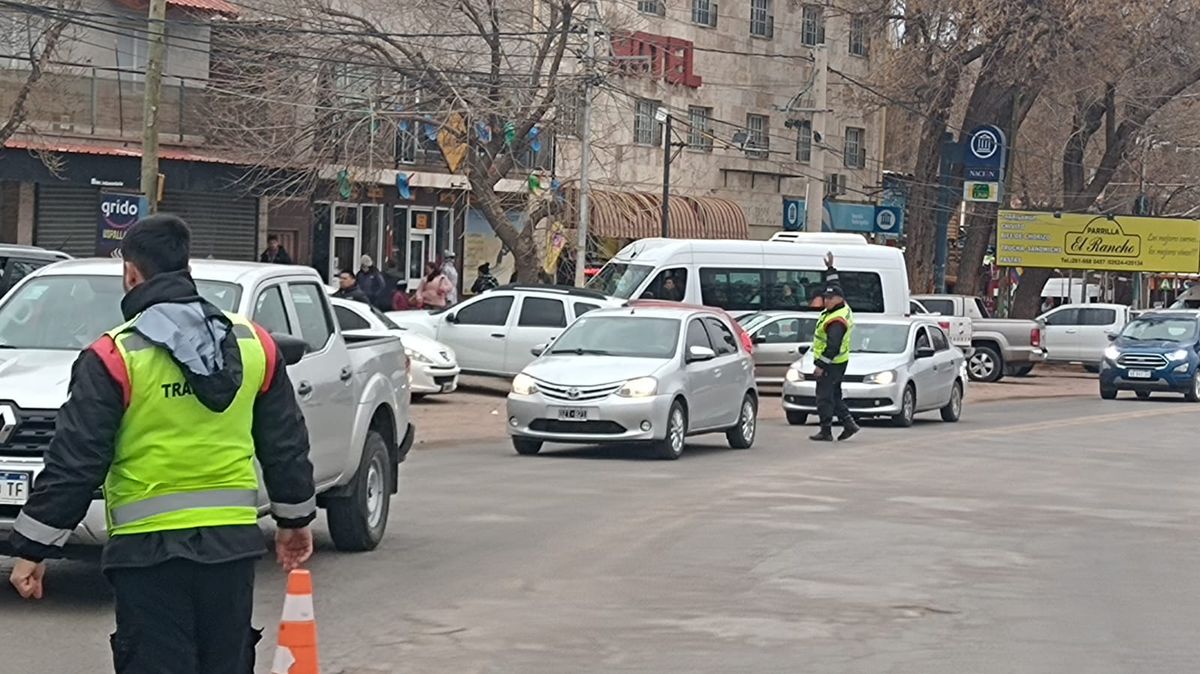 Por las fuertes nevadas evacuaron turistas en Punta de Vacas y auxiliaron camioneros en Uspallata