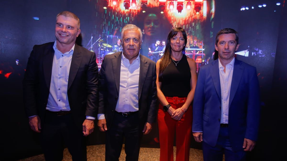 Diego Costarelli (intendente Godoy Cruz) Alfredo Cornejo (gobernador de Mendoza) Pamela Verasay (diputada nacional) y Andrés Lombardi (Pte Cámara Diputados). Diego Costarelli (intendente Godoy Cruz) Alfredo Cornejo (gobernador de Mendoza) Pamela Verasay (diputada nacional) y Andrés Lombardi (Pte Cámara Diputados).