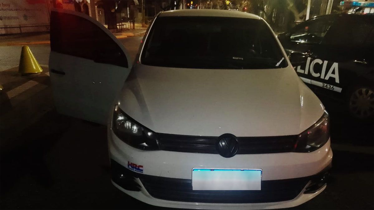 Delincuentes robaron una rueda de un auto estacionado y fueron capturados por la Policía en Godoy Cruz.