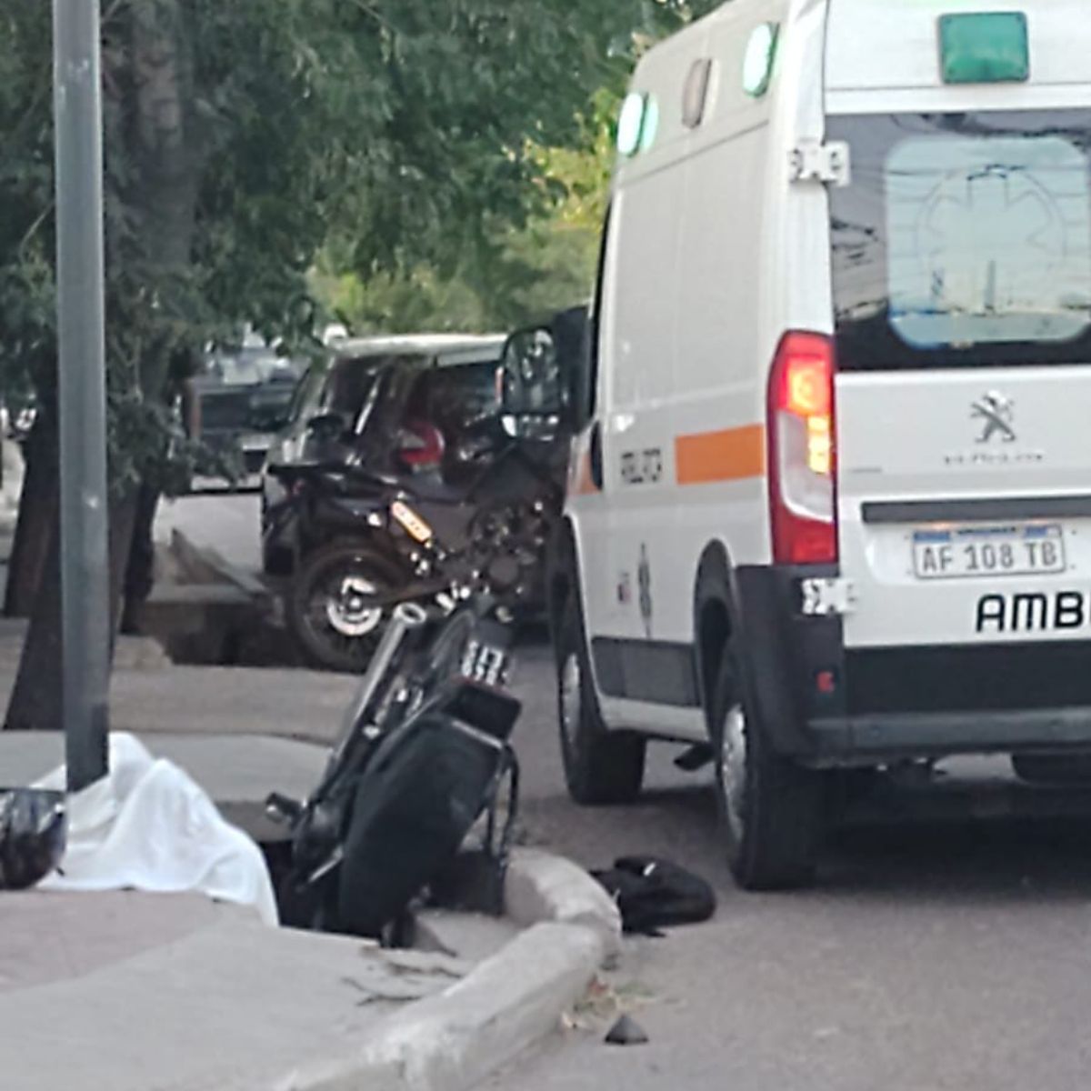 La Yamaha Cryton quedó en la acequia y el motociclista muerto, luego de pegar contra el poste metálico del alumbrado murió en forma instantánea.