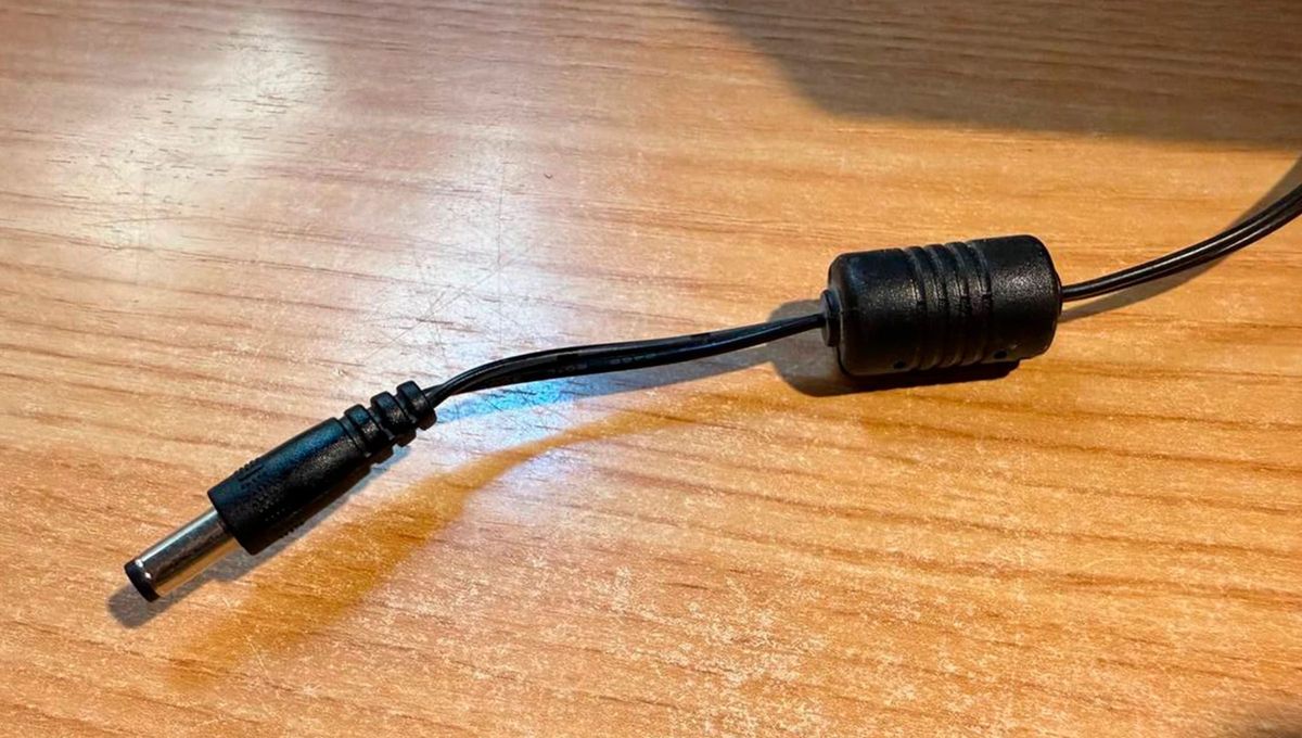 Cargador de computadora con diseño de "cilindro" Cargador de computadora con diseño de "cilindro"