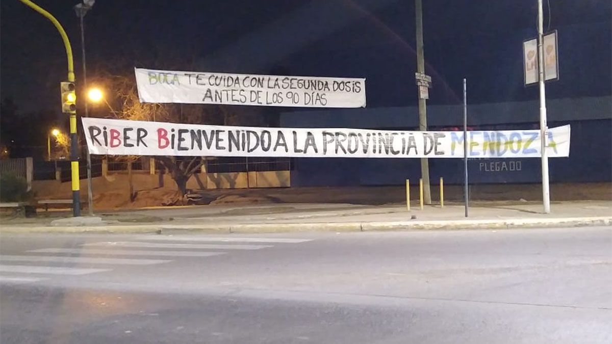 Los hinchas de Boca cargaron a River en su llegada a Mendoza