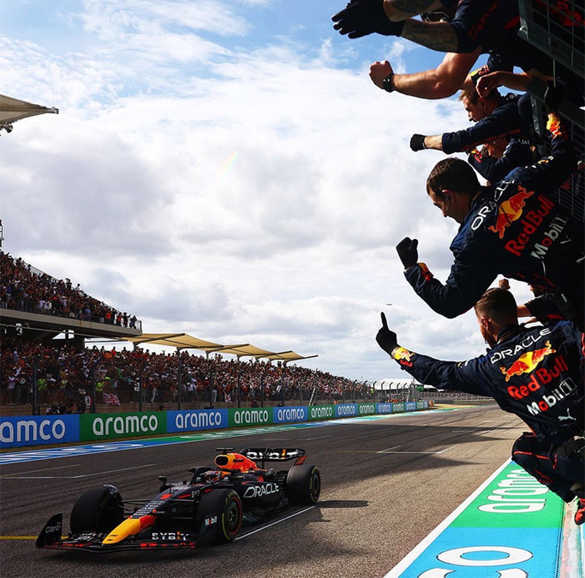 Los técnicos de Red Bull celebran una nueva victoria de la escudería en la F1.