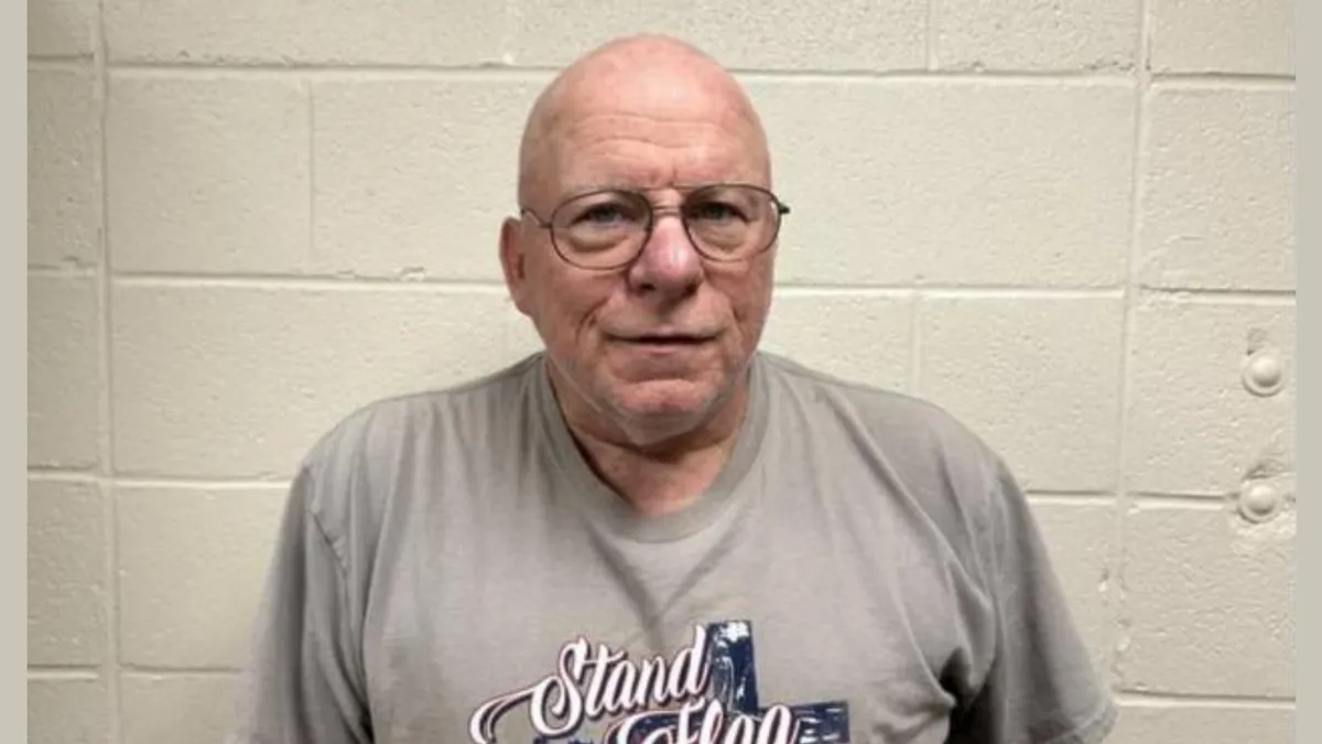 Harry Irvine Burdick. Este hombre de 60 años está acusado de haberse casado con tres mujeres. Harry Irvine Burdick. Este hombre de 60 años está acusado de haberse casado con tres mujeres. 