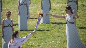 Se encendió la llama olímpica sin público por el coronavirus