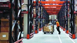 Un trabajador traslada paquetes dentro de un almacén de la empresa Cainao, brazo logístico de Alibaba, en Guadalajara, España, en noviembre. MENG DINGBO / XINHUA