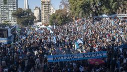 La militancia kirchnerista se reunió en el Parque Lezama para escuchar a Cristina Kirchner que envió un mensaje grabado.