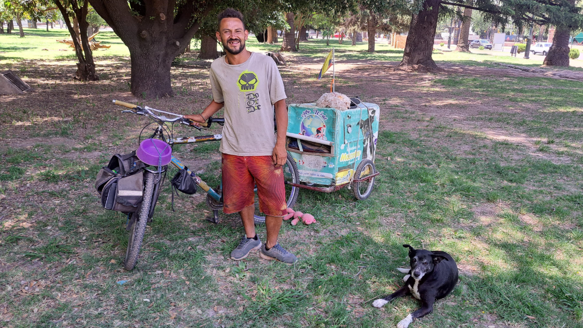 Jonathan ha recorrido 7 países junto a sus perros Astro y Cielo.