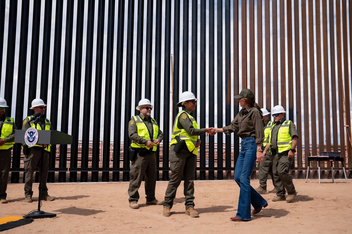 La secretaria de Seguridad Nacional de Estados Unidos, Kristi Noem, saludando a un funcionario en frente del muro fronterizo entre Estados Unidos y México este martes, en Santa Teresa (Estados Unidos). Crédito: Cuenta X @sec_noem La secretaria de Seguridad Nacional de Estados Unidos, Kristi Noem, saludando a un funcionario en frente del muro fronterizo entre Estados Unidos y México este martes, en Santa Teresa (Estados Unidos). Crédito: Cuenta X @sec_noem