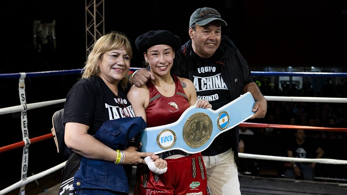 Brisa Alfonzo posa orgullosa junto a su padres