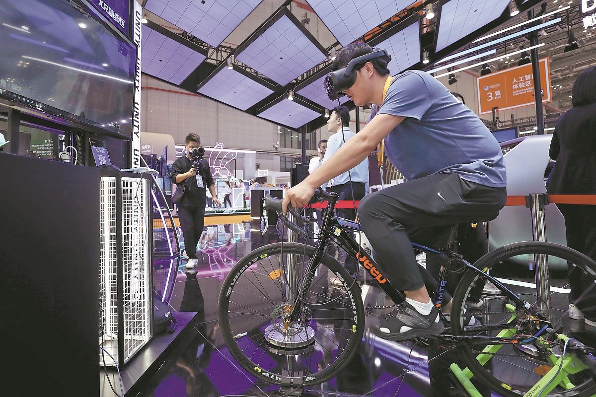 Un representante de un expositor prueba una bicicleta con tecnología de realidad virtual en la sexta Exposición Internacional de Importaciones de China en Shanghai el 5 de noviembre. ZHANG WEI / CHINA DAILY