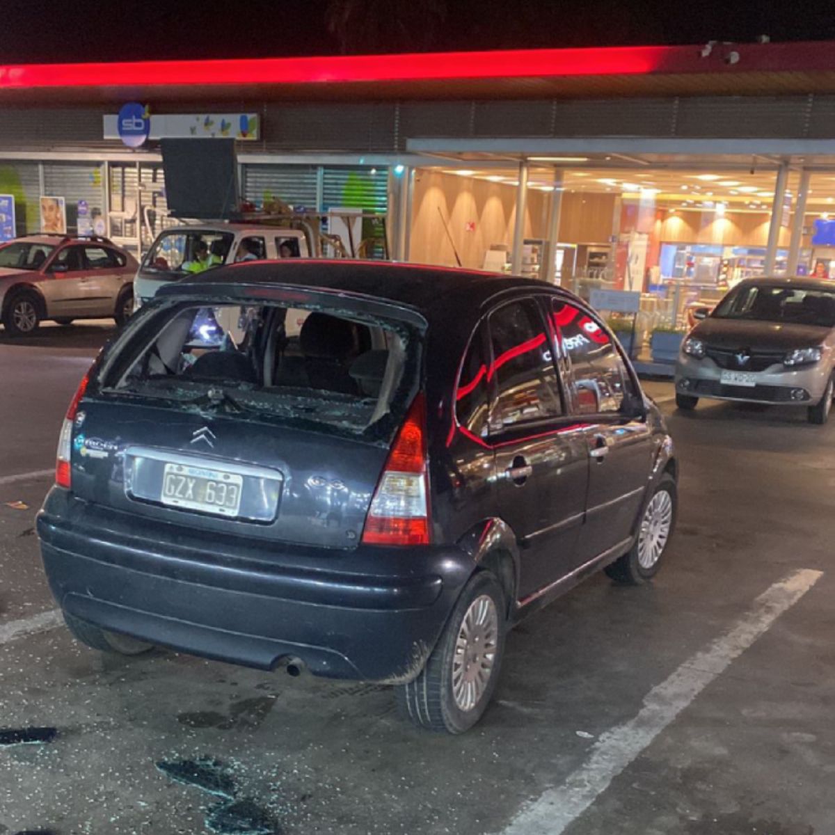 Así quedó el auto del mendocino Mauricio Quintero, atacado por hinchas del Colo Colo en una estación de servicio en Chile.