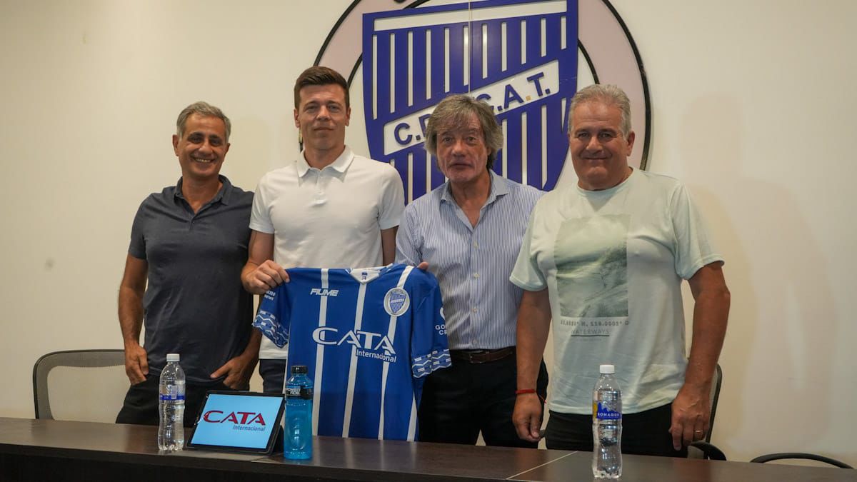 El nuevo de DT de Godoy Cruz  Esteban Solari, posa con la camiseta del Expreso, acompañado de José Manzur, Alejandro Chapini, y Héctor Trubiano.