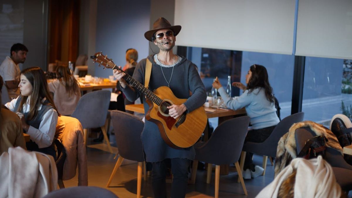 El cantante Agustín Amorós amenizó la tarde con covers clásicos. Foto: Nicolás Ríos 