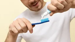 El dentifrico deja manchas muy molestas.