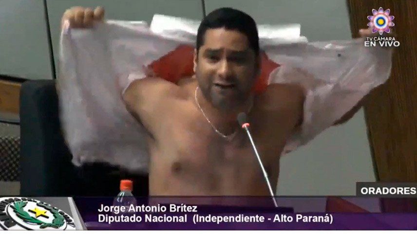 Video: diputado se arranca la camisa en plena sesión para exigir la reapertura de la frontera