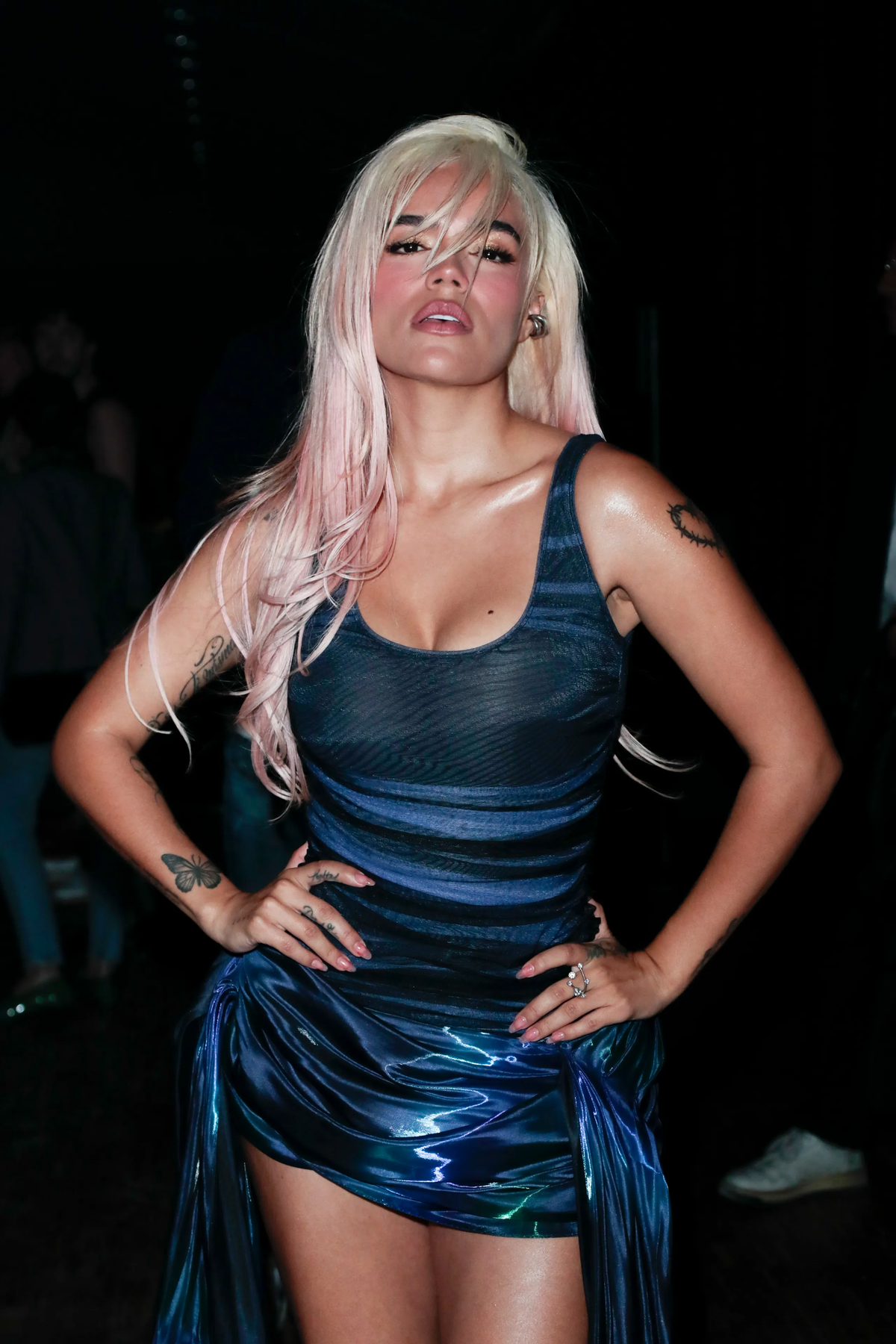 Karol G se muestra en vestidito ultra al ras y curvy paralizando París. Karol G se muestra en vestidito ultra al ras y curvy paralizando París.