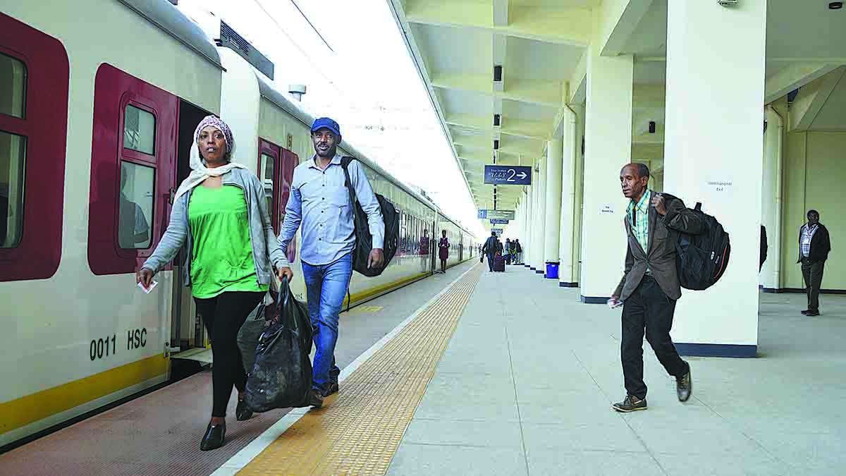 Unos pasajeros abordan un tren del ferrocarril Adís Abeba-Yibuti en Etiopía