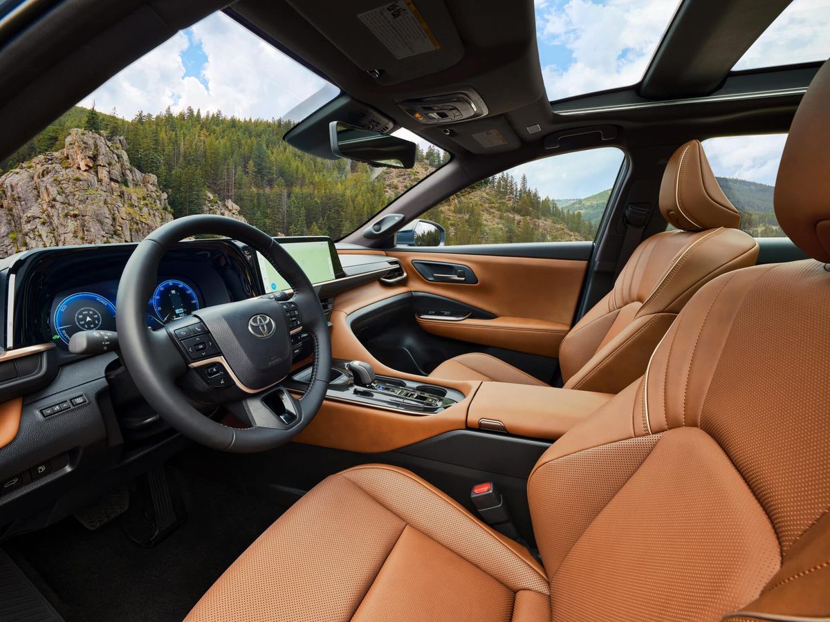 El espacioso interior del Toyota Crown. El espacioso interior del Toyota Crown.