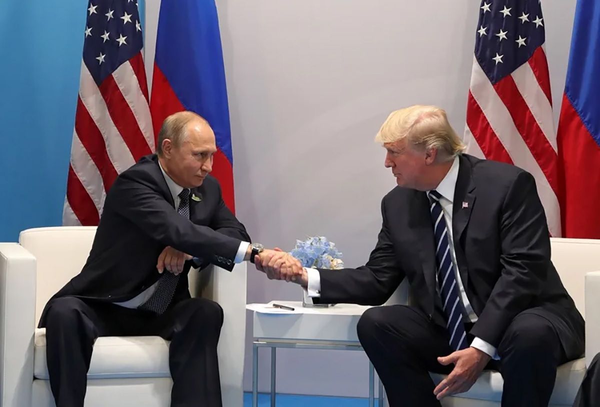 Fotograf&iacute;a de archivo que muestra al presidente estadounidense Donald Trump, mientras estrecha la mano del presidente ruso, Vlad&iacute;mir Putin. Cr&eacute;dito: EFE/Michael Klimentyev/Sputnik/Kremlin.