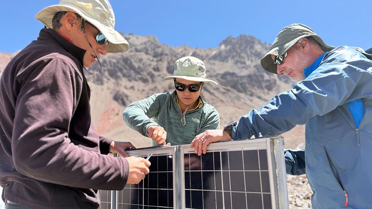 Uno de los censores meteorológicos instalados en el parque Aconcagua. Uno de los censores meteorológicos instalados en el parque Aconcagua.