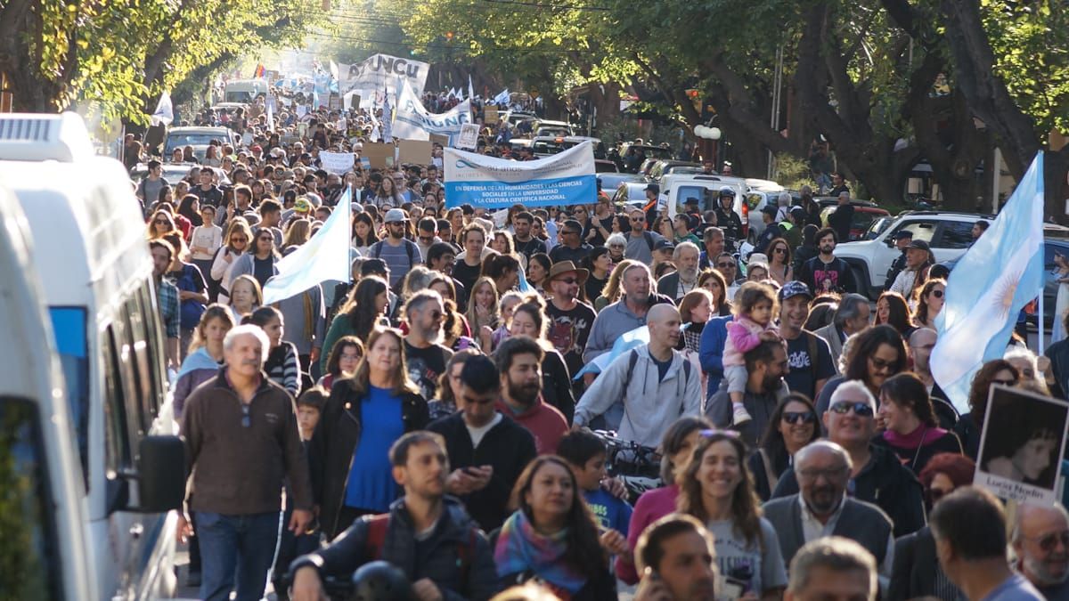 Impresionante imagen que refleja la cantidad de personas que marcharon en defensa de la universidad y la educación pública. Foto: Nicolás Ríos.