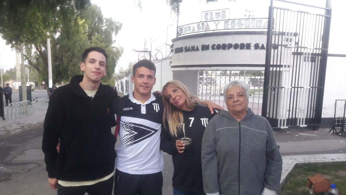 Oscar Garrido junto a su hermano Lautaro, su mamá Mariela y Mirta la abuela.